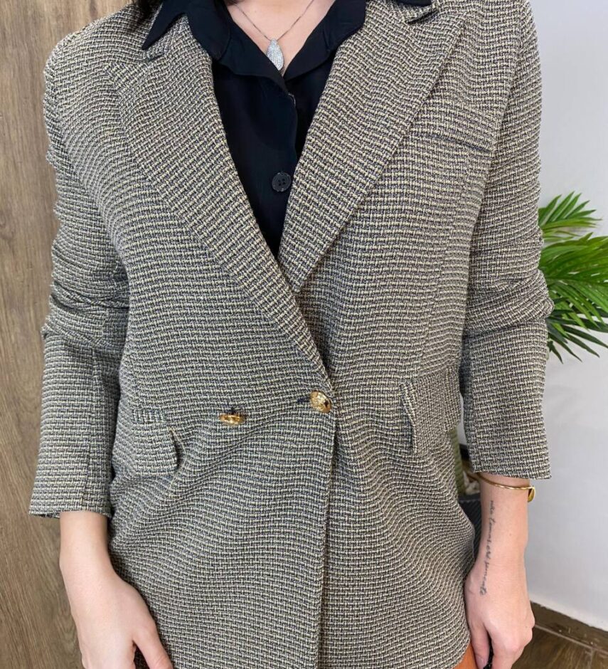 Blazer Feminino Tweed Manga Longa Aurora Bege com Botões Dourados - Fernanda Ramos Store
