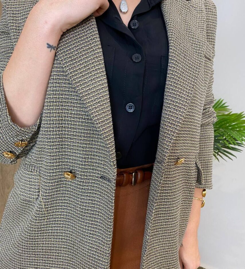 Blazer Feminino Tweed Manga Longa Aurora Bege com Botões Dourados - Fernanda Ramos Store