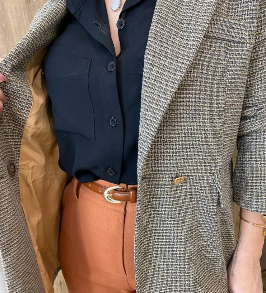 Blazer Feminino Tweed Manga Longa Aurora Bege com Botões Dourados - Fernanda Ramos Store