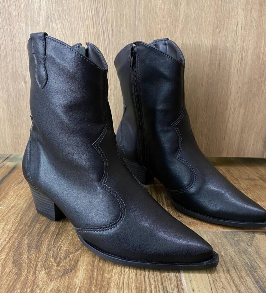 Bota Feminina Bia Cano Curto Couro com Bico Fino Preta - Fernanda Ramos Store