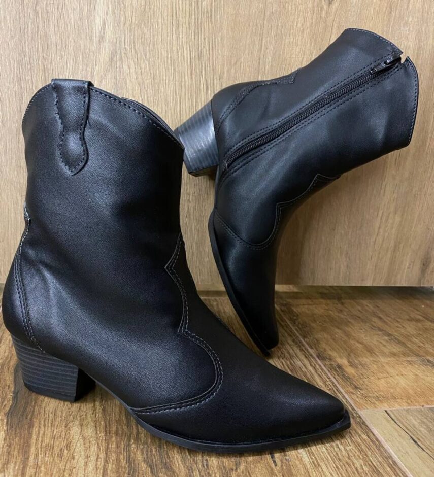 Bota Feminina Bia Cano Curto Couro com Bico Fino Preta - Fernanda Ramos Store