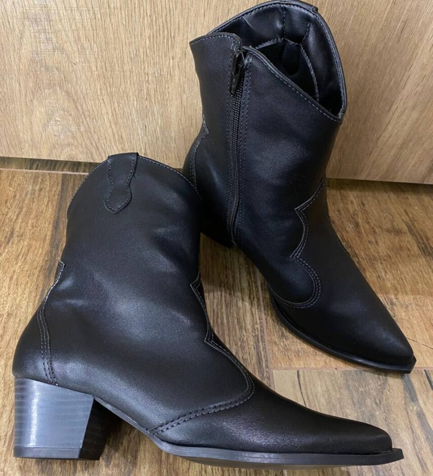 Bota Feminina Bia Cano Curto Couro com Bico Fino Preta - Fernanda Ramos Store