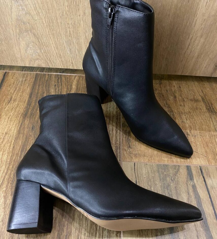 Bota Feminina Couro Antonella Preta com Bico Fino - Fernanda Ramos Store