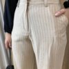 Calça Feminina Alfaiataria Pantalona Risca de Giz Bege - Fernanda Ramos Store