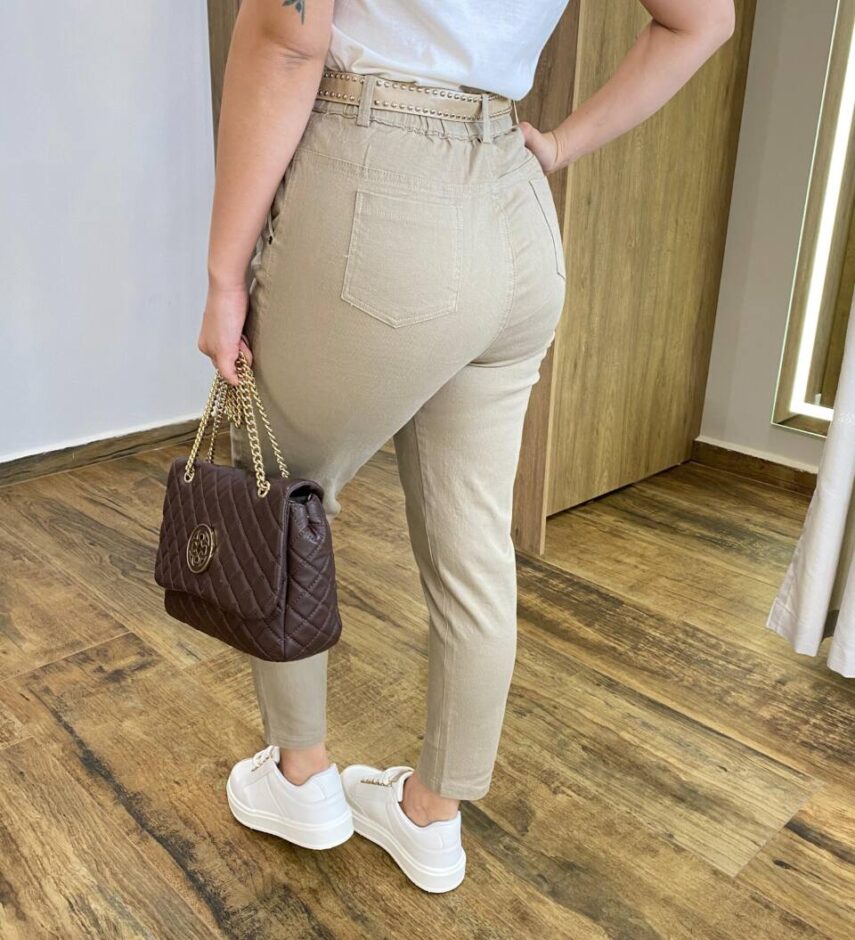 Calça Feminina Jéssica Sarja com Bolsos e Cinto Caqui - Fernanda Ramos Store