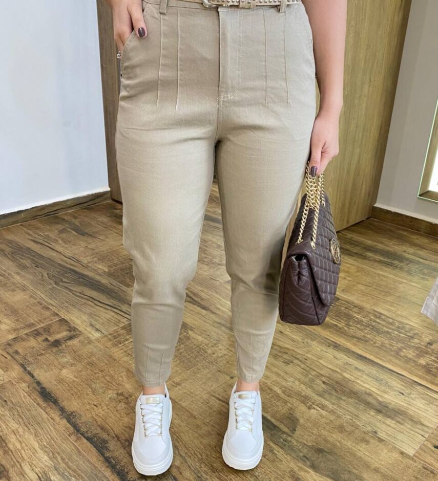 Calça Feminina Jéssica Sarja com Bolsos e Cinto Caqui - Fernanda Ramos Store