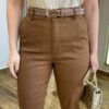 Calça Feminina Jéssica Sarja com Bolsos e Cinto Marrom - Fernanda Ramos Store