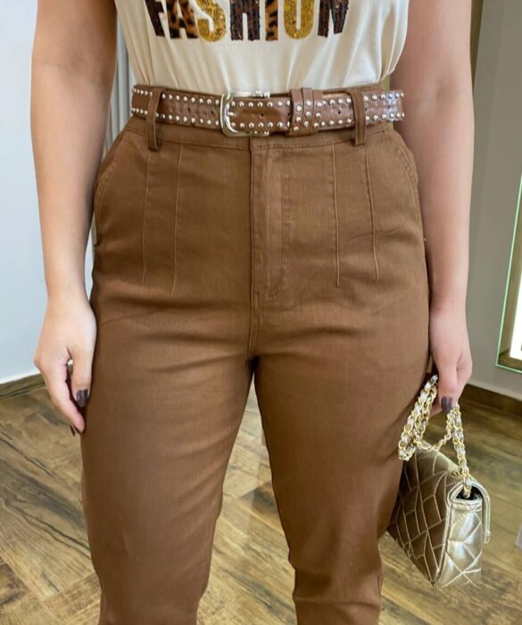 Calça Feminina Jéssica Sarja com Bolsos e Cinto Marrom - Fernanda Ramos Store