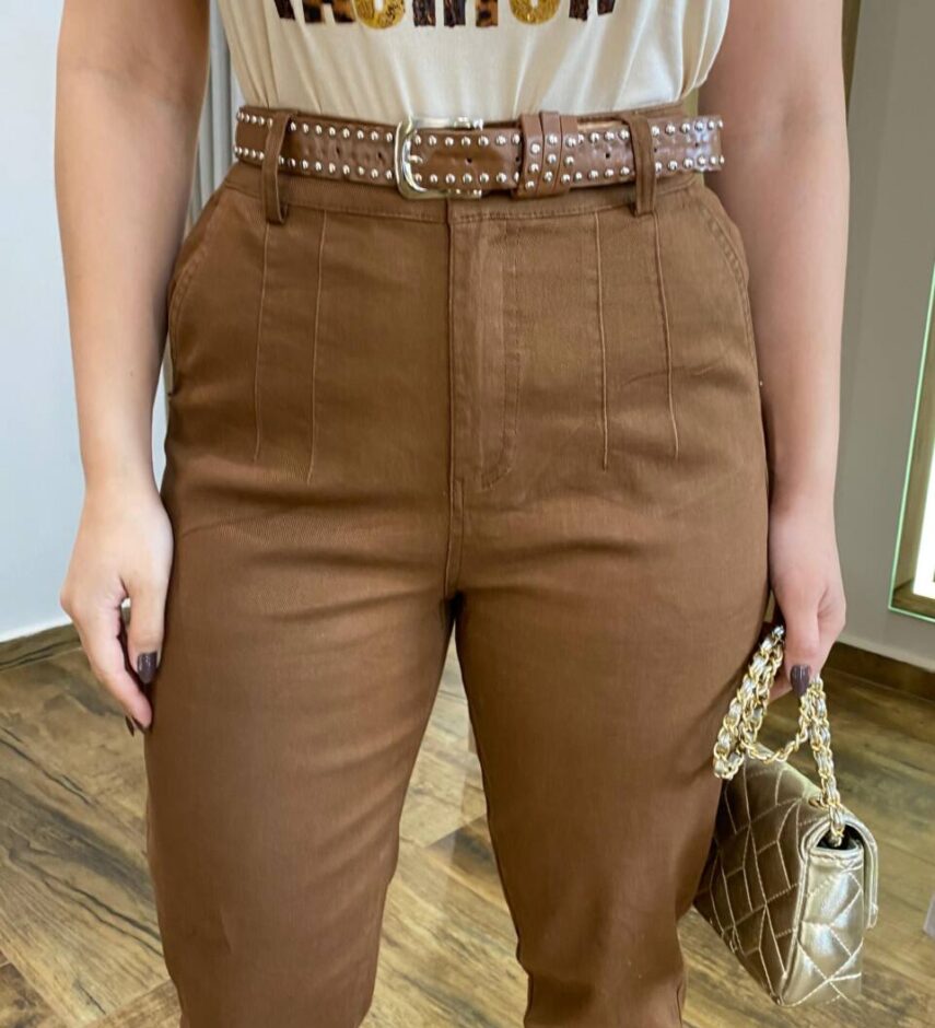 Calça Feminina Jéssica Sarja com Bolsos e Cinto Marrom - Fernanda Ramos Store