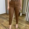 Calça Feminina Jéssica Sarja com Bolsos e Cinto Marrom - Fernanda Ramos Store