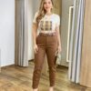 Calça Feminina Jéssica Sarja com Bolsos e Cinto Marrom - Fernanda Ramos Store
