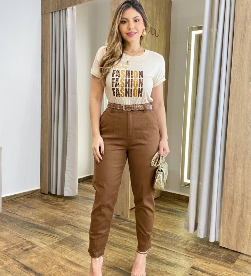 Calça Feminina Jéssica Sarja com Bolsos e Cinto Marrom - Fernanda Ramos Store