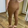 Calça Feminina Jéssica Sarja com Bolsos e Cinto Marrom - Fernanda Ramos Store