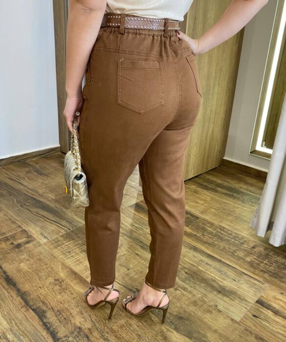 Calça Feminina Jéssica Sarja com Bolsos e Cinto Marrom - Fernanda Ramos Store
