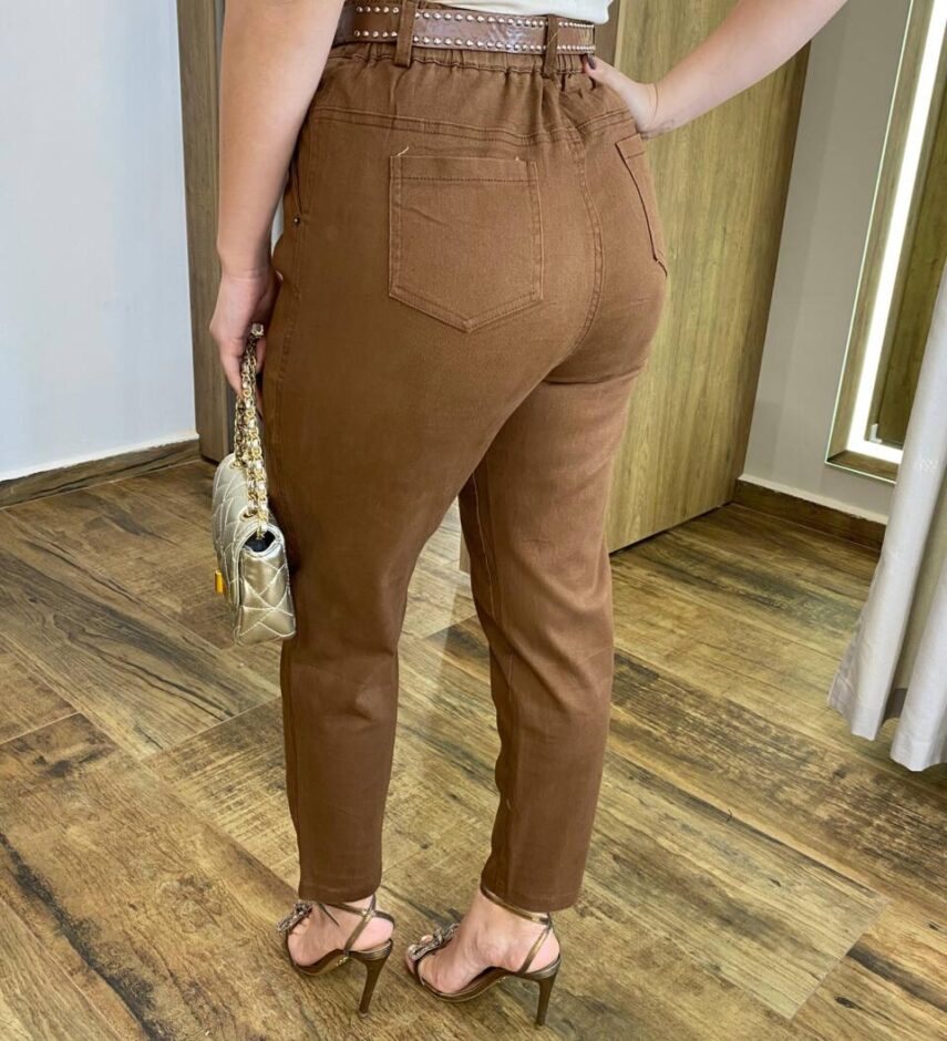 Calça Feminina Jéssica Sarja com Bolsos e Cinto Marrom - Fernanda Ramos Store