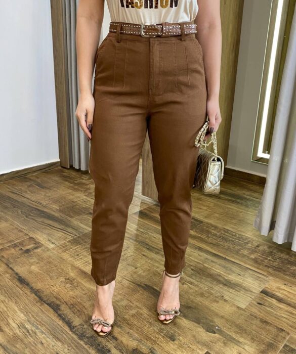 Calça Feminina Jéssica Sarja com Bolsos e Cinto Marrom - Fernanda Ramos Store