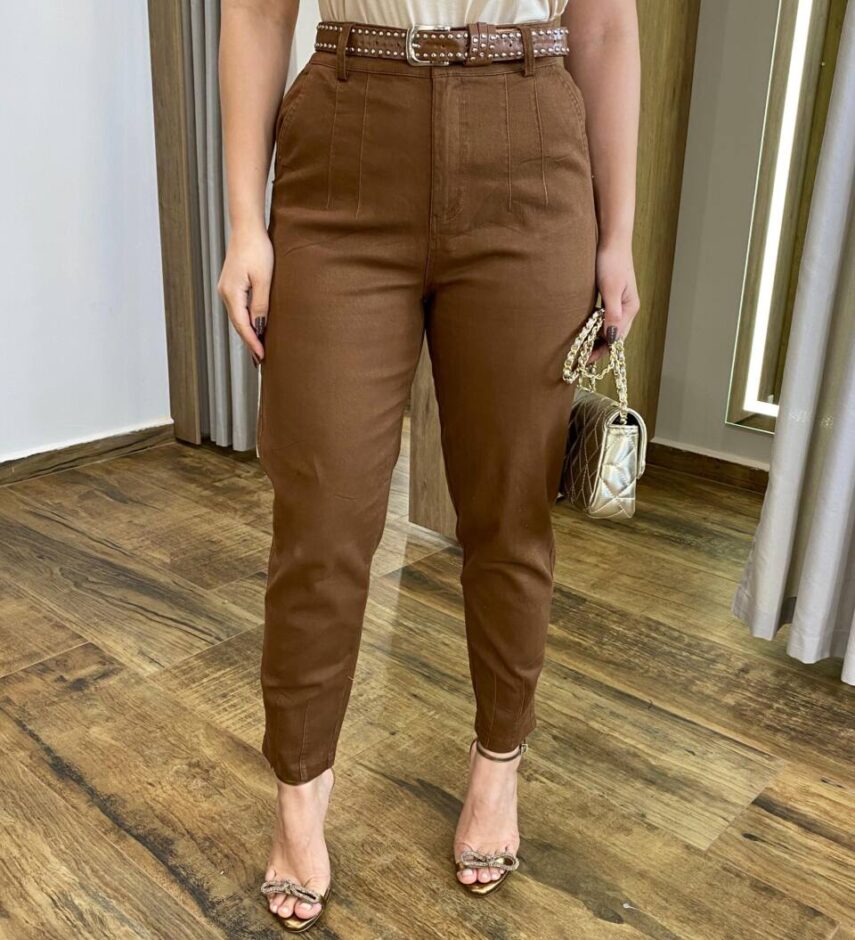 Calça Feminina Jéssica Sarja com Bolsos e Cinto Marrom - Fernanda Ramos Store