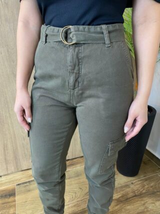 Calça Feminina Jogger Cargo Jeans Verde Militar com Cinto - Fernanda Ramos Store