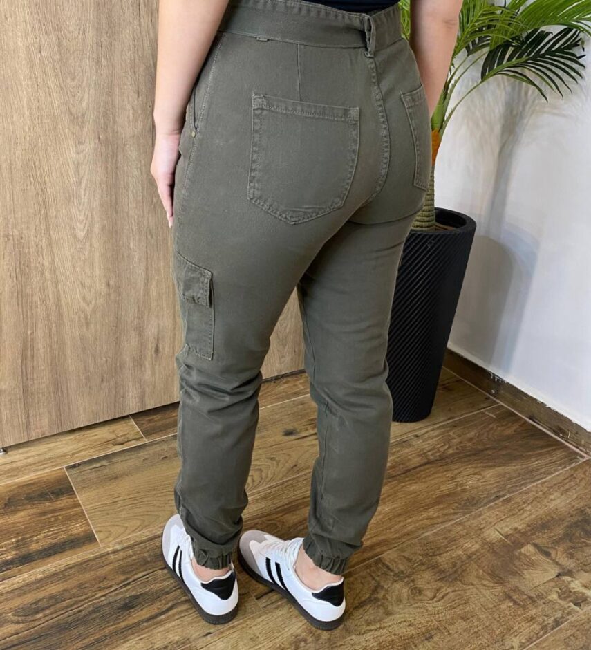 Calça Feminina Jogger Cargo Jeans Verde Militar com Cinto - Fernanda Ramos Store