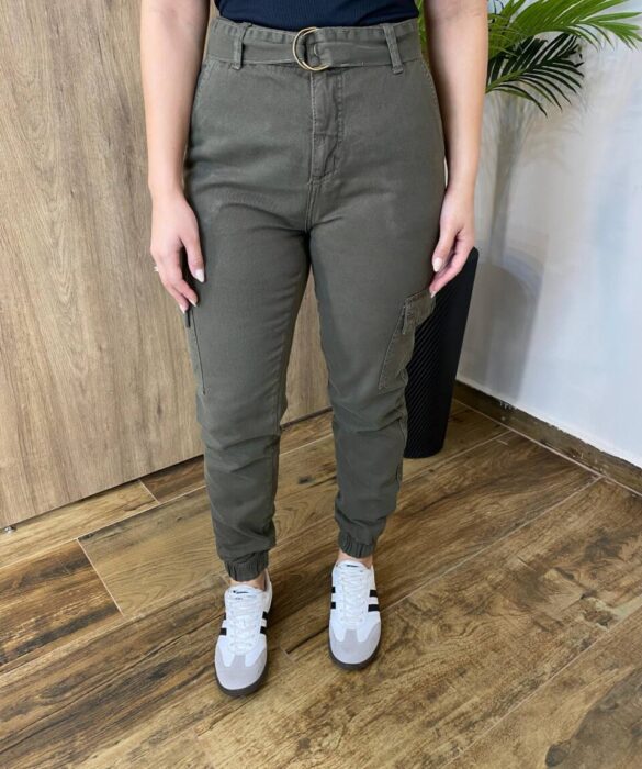 Calça Feminina Jogger Cargo Jeans Verde Militar com Cinto - Fernanda Ramos Store