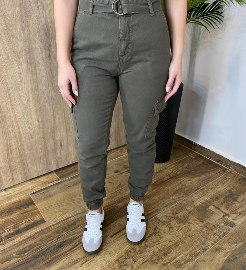 Calça Feminina Jogger Cargo Jeans Verde Militar com Cinto - Fernanda Ramos Store