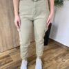 Calça Feminina Jogger Cargo Jeans Caqui com Cinto - Fernanda Ramos Store