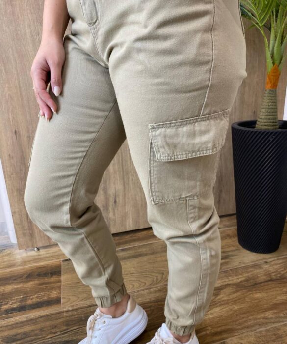 Calça Feminina Jogger Cargo Jeans Caqui com Cinto - Fernanda Ramos Store