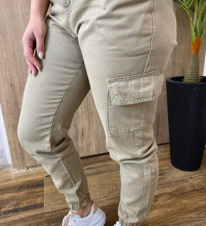 Calça Feminina Jogger Cargo Jeans Caqui com Cinto - Fernanda Ramos Store