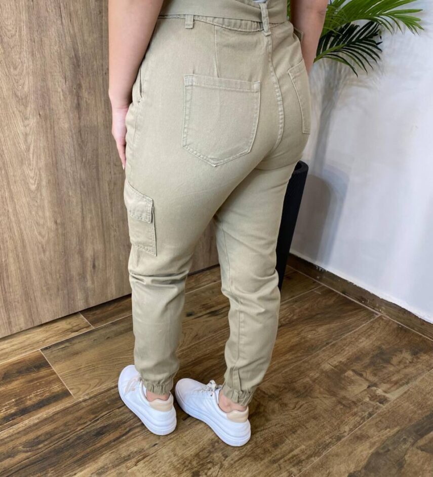 Calça Feminina Jogger Cargo Jeans Caqui com Cinto - Fernanda Ramos Store