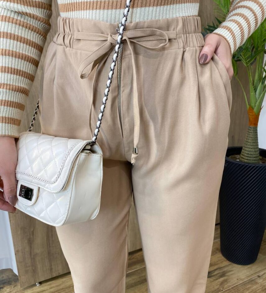 Calça Feminina Jogger Valentina com Bolsos e Amarração Bege - Fernanda Ramos Store