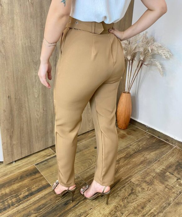 Calça Feminina Laísa Alfaiataria Reta Bege com Cinto - Fernanda Ramos Store