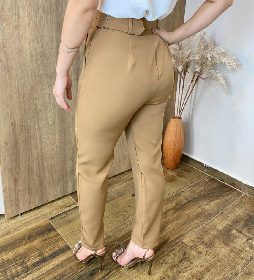 Calça Feminina Laísa Alfaiataria Reta Bege com Cinto - Fernanda Ramos Store