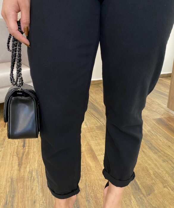 Calça Feminina Mom Sarja com Cinto Preta 016420 - Fernanda Ramos Store