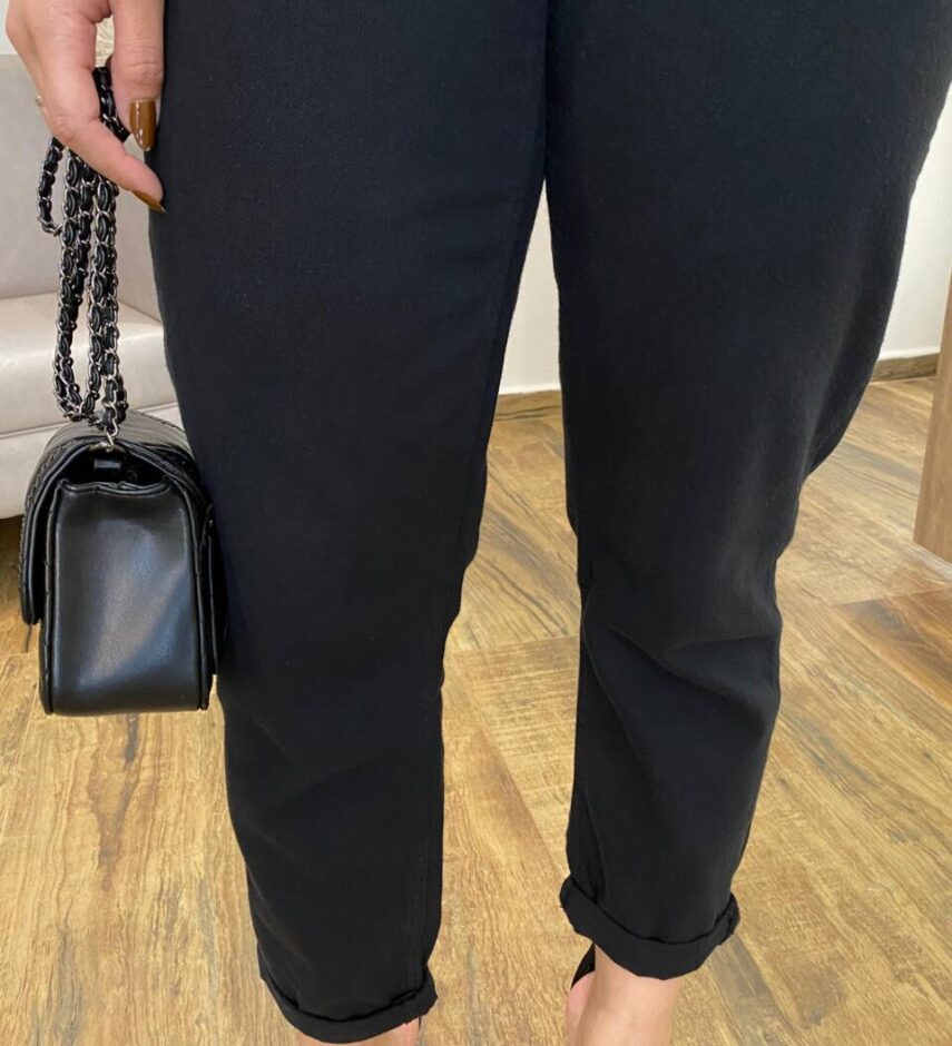 Calça Feminina Mom Sarja com Cinto Preta 016420 - Fernanda Ramos Store