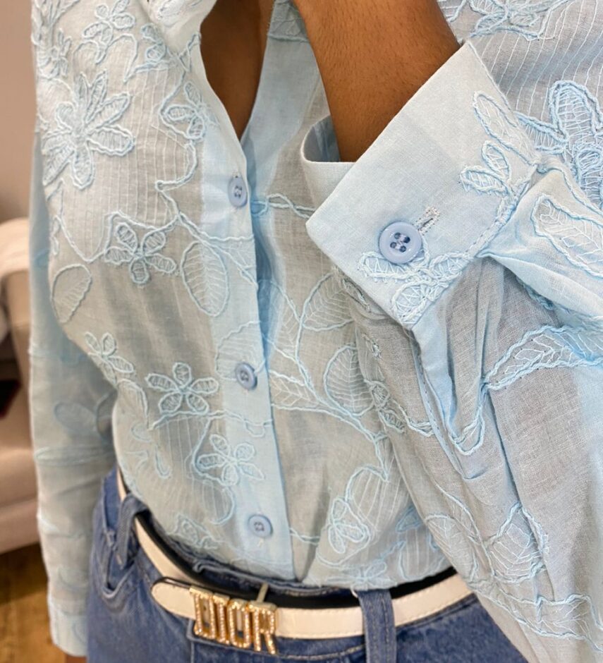 Camisa Feminina Manga Longa Lívia Azul com Bordado Floral - Fernanda Ramos Store