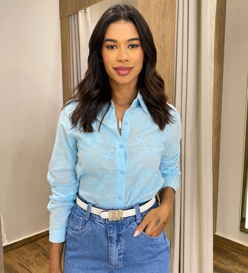 Camisa Feminina Manga Longa Lívia Azul com Bordado Floral - Fernanda Ramos Store