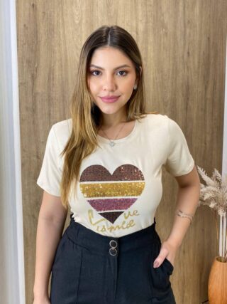 T-shirt Feminina Manga Curta Bege com Estampa de Coração - Fernanda Ramos Store