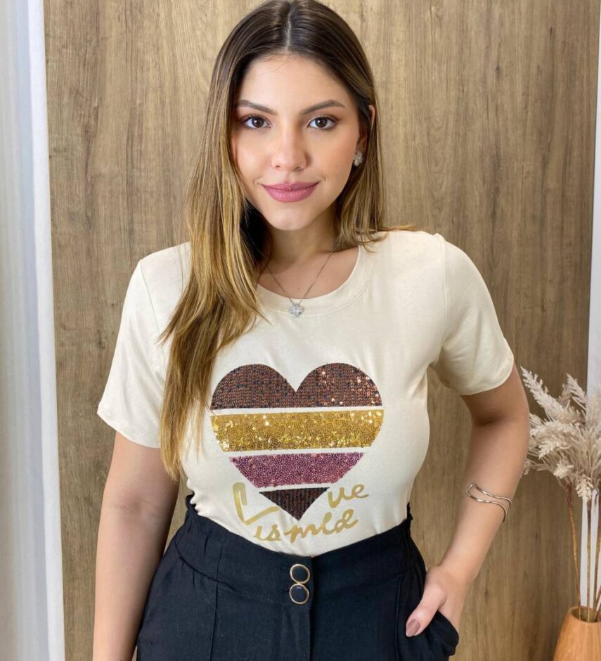 T-shirt Feminina Manga Curta Bege com Estampa de Coração - Fernanda Ramos Store