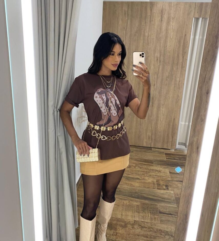 T-shirt Manga Curta Plus Size Marrom com Estampa de Bota - Fernanda Ramos Store