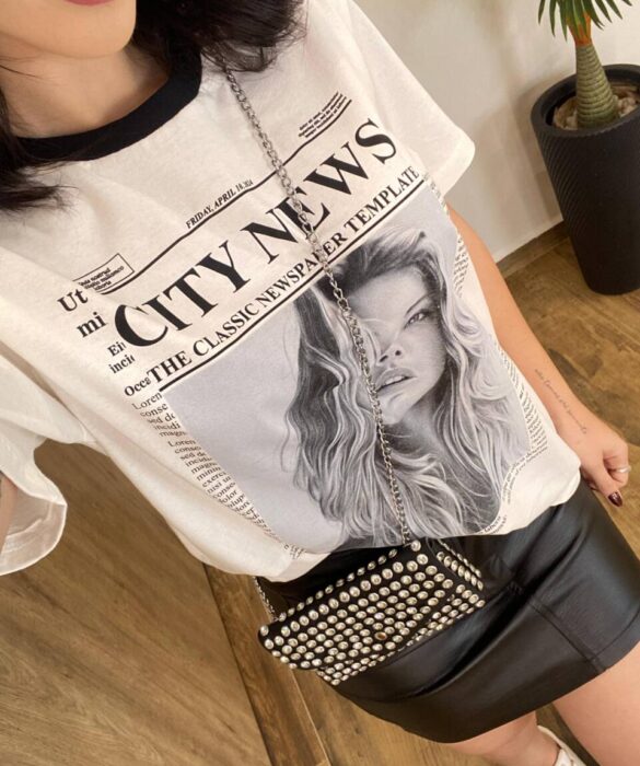 T-shirt Manga Curta Plus Size Off White City News - Fernanda Ramos Store