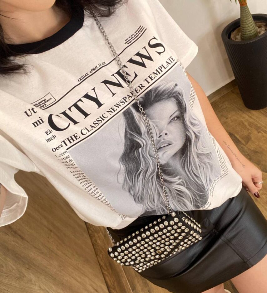 T-shirt Manga Curta Plus Size Off White City News - Fernanda Ramos Store