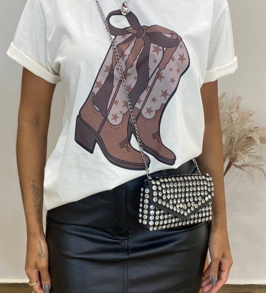 T-shirt Manga Curta Plus Size Off White com Estampa de Bota - Fernanda Ramos Store