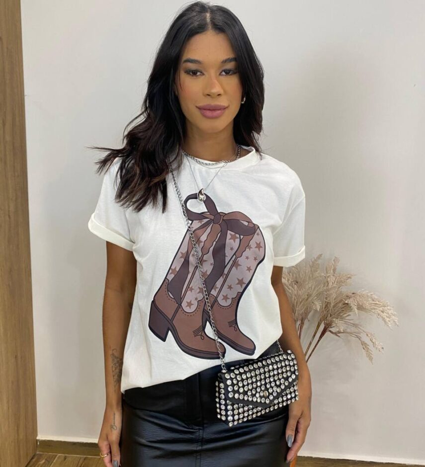 T-shirt Manga Curta Plus Size Off White com Estampa de Bota - Fernanda Ramos Store