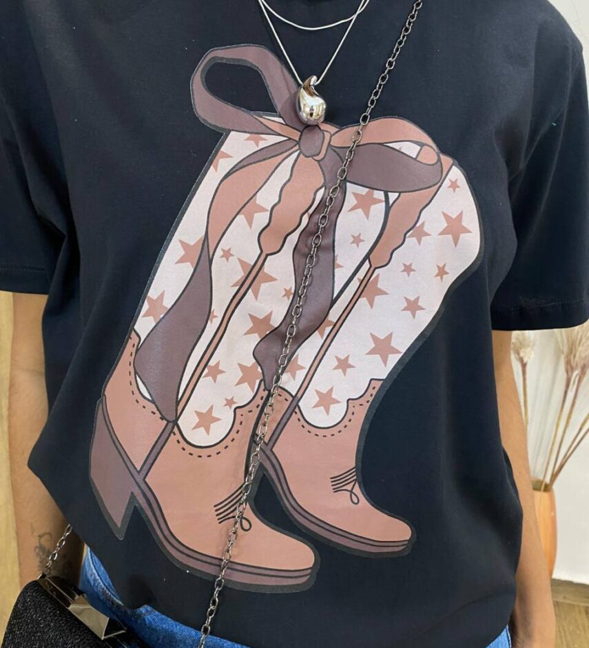 T-shirt Manga Curta Plus Size Preta com Estampa de Bota - Fernanda Ramos Store