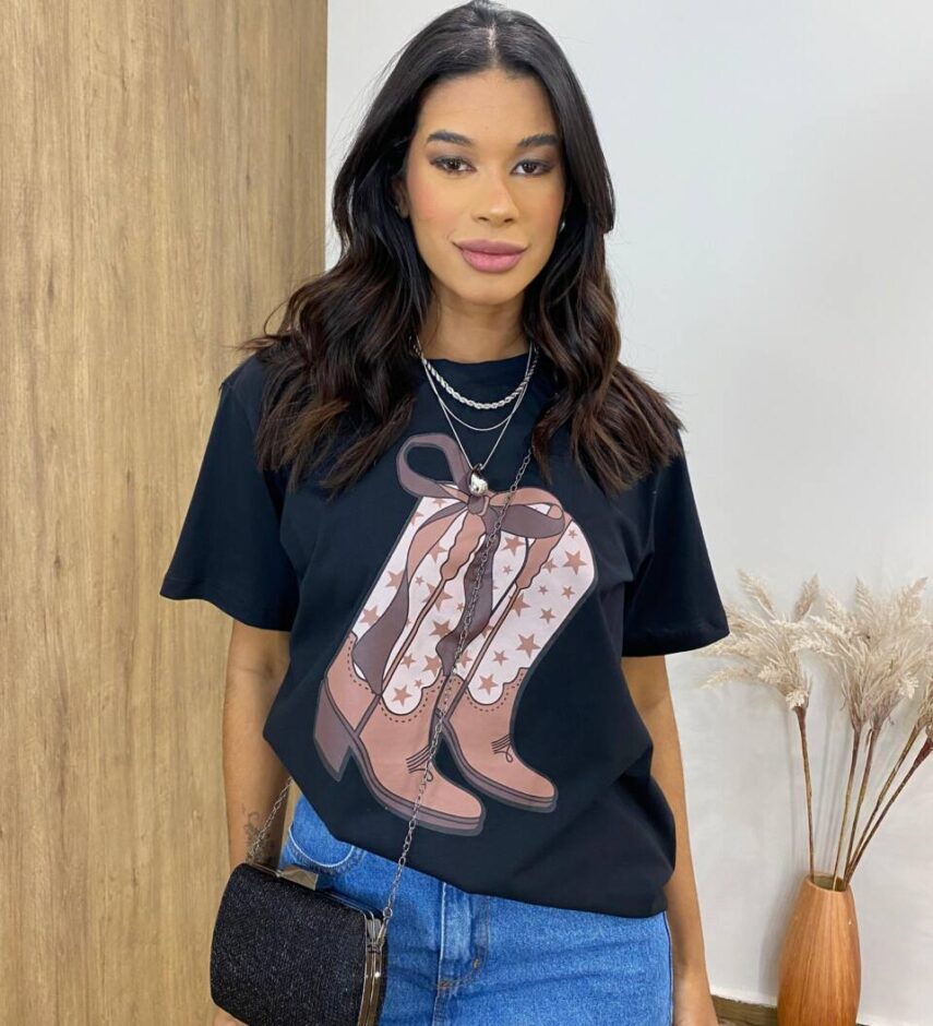T-shirt Manga Curta Plus Size Preta com Estampa de Bota - Fernanda Ramos Store