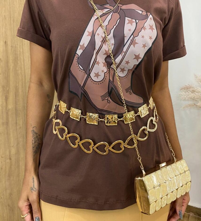 T-shirt Manga Curta Plus Size Marrom com Estampa de Bota - Fernanda Ramos Store