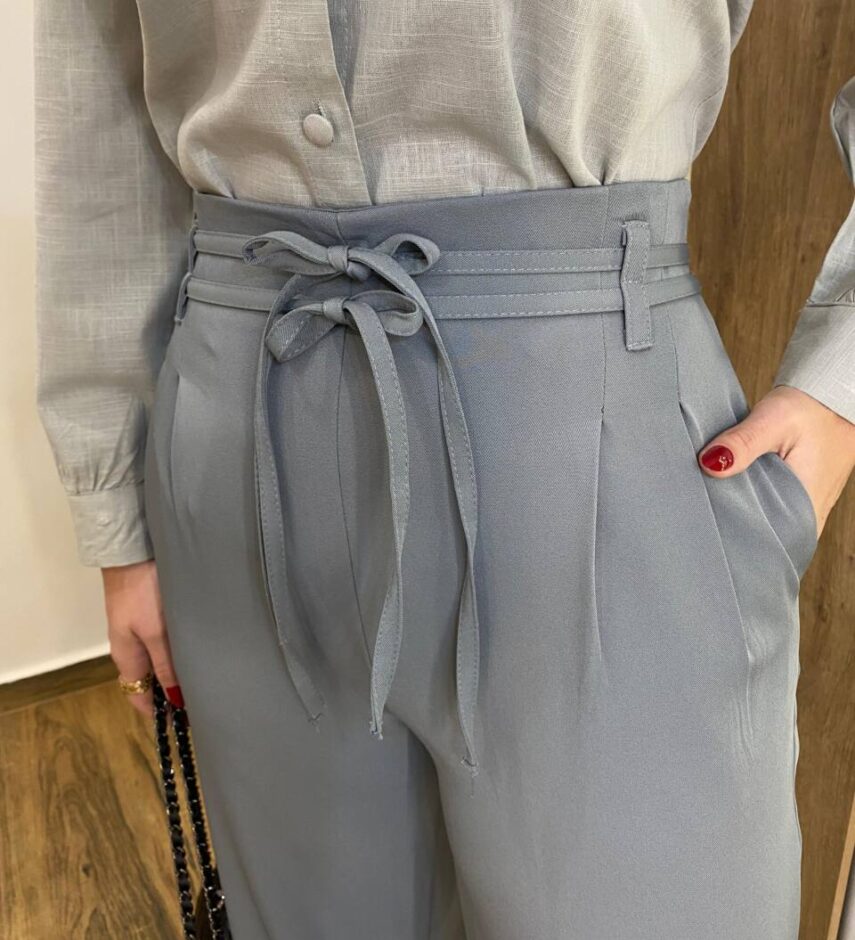 Calça Feminina Clara Alfaiataria Pantalona Cinza Claro com Amarração - Fernanda Ramos Store