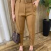 Calça Feminina Laísa Alfaiataria Reta Caramelo com Cinto - Fernanda Ramos Store