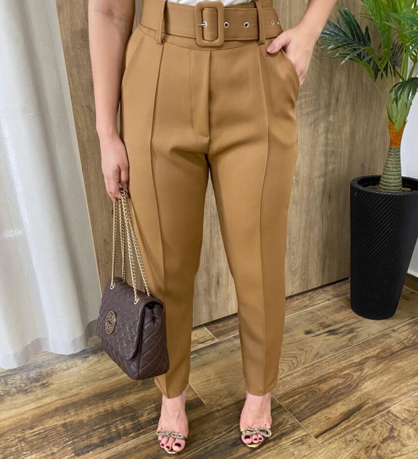Calça Feminina Laísa Alfaiataria Reta Caramelo com Cinto - Fernanda Ramos Store