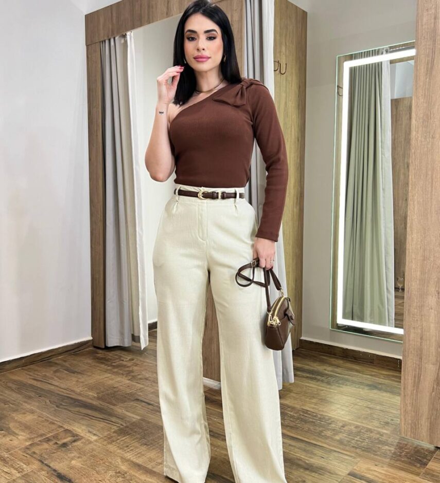 Calça Feminina Pantalona Bianca Nude com Botão Encapado - Fernanda Ramos Store